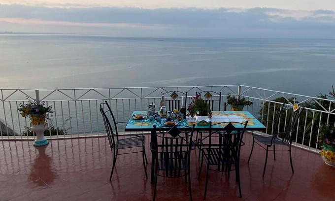 Vietri sul Mare Apartment | Amalfi Coast Mar-Isa, where the sky meets the sea.