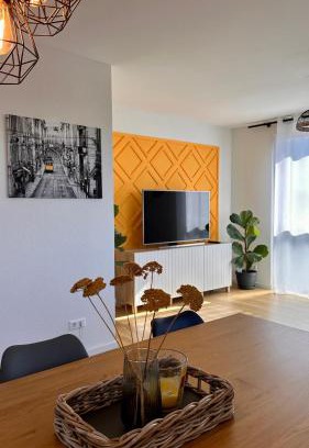 Rheinhausen Apartment | AMAO Sepia - 86 m2 Apartment - Balcony - King-Size Beds - Free Parking - Near Europa-Park - Up to 12 Guests with 2 Units