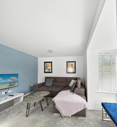 Bottesford House | Amaya Seven - Luxury 3 bedroom detached house with garden & driveway - Sleeps 7 - Bottesford, Leicestershire