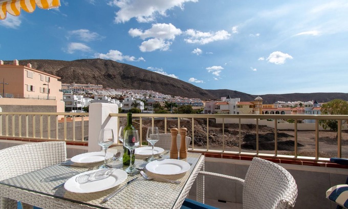Los Cristianos Apartment | Amazing 1 Bedroom Apartment. Los Cristianos. Communal Heated Pool.