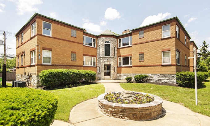 St. Louis Hills Apartment | Amazing 1 Bedroom Apartment with Street Parking