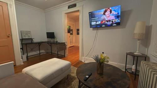 Almont House | Amazing 1 bedroom Apt Entire unit near NYC