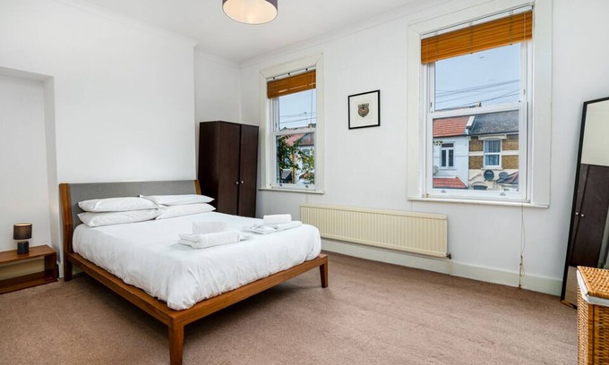 West Ham House | Amazing 2 Bed Gem in London w/ Office & Treadmill!
