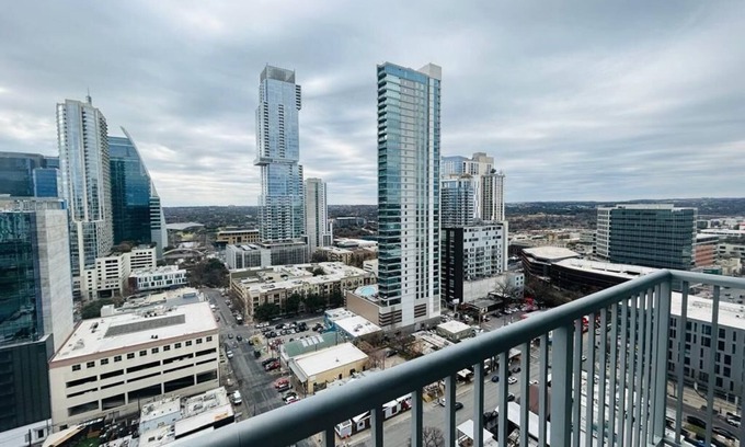 West End Apartment | Amazing 2 Bedroom Apartment Downtown Austin. Next to 6th St. Great View!
