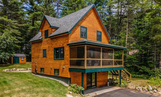 Greenwood House | AMAZING 3BD MOUNTAIN ESCAPE | SLEEPS 8 | HOT TUB