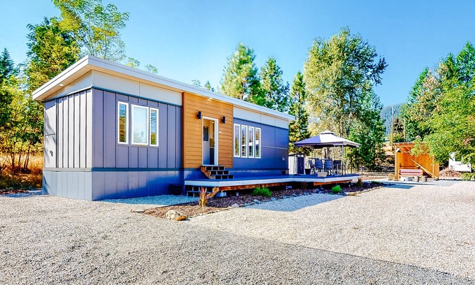 Christina Lake House | Amazing all-new bungalow with grill, firepit, & deck - walk to public beach