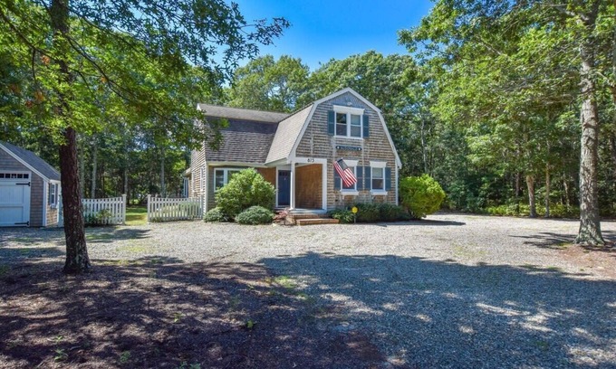 Dennis House | Amazing Backyard, Spacious, Dog Friendly!
