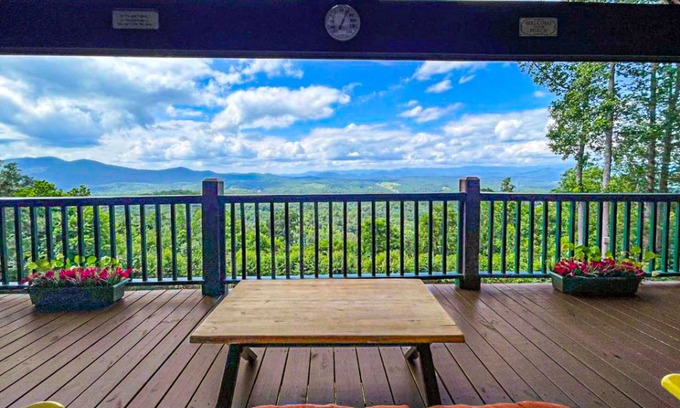 Murphy Cabin | Amazing chalet with mountain views, wraparound porch, firepit, & hot tub