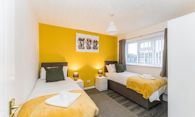 Liverpool House | AMAZING CONTRACTOR HOUSE 3 bedroom warm modern house free secure off road parking, wifi & sky sleep upto 8 guest s
