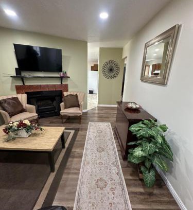 Rose Park House | Amazing Duplex Close to airport, downtown