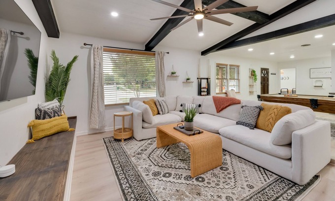 Westover Hills House | Amazing entertainers home w/hot tub close to lots of Fort Worth attractions!