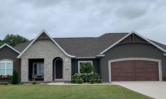 Neenah House | Amazing family home on almost 2 acres!