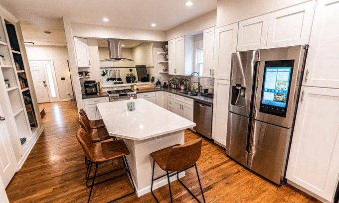 Berkley House | Amazing Fun Great for groups! House 10 Minutes from Downtown.