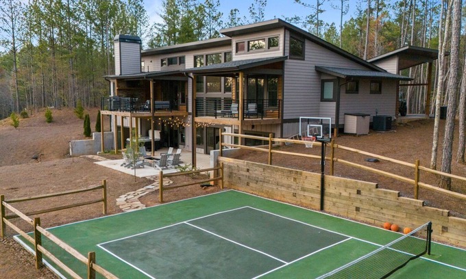 Ellijay Cabin | Amazing Grace ~ Indoor Heated Pool ~ Pickleball ~ Basketball ~ Hot Tub ~ Fire Pit