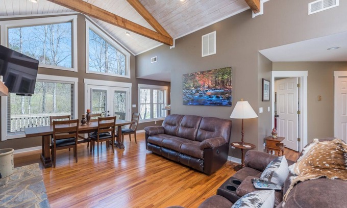 Old Fort House | Amazing Grace on Mackey Creek | 5 Acres | Screened Porch | Fire Pit
