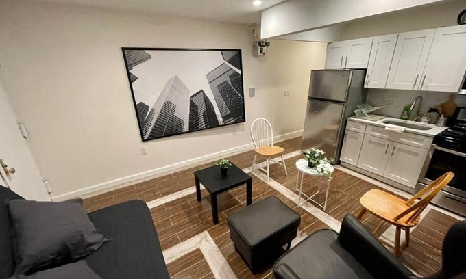 Hunters Point Apartment | Amazing Ground Floor 2 Bedrooms in NYC Subway crossing the street and one station to Manhattan