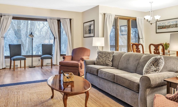 Wauwatosa House | Amazing Hideaway - Short walk to Hoyt Park! by RedAwning