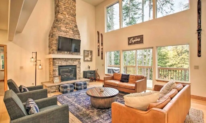 Clarksville House | Amazing Home 3 Minutes to Marina