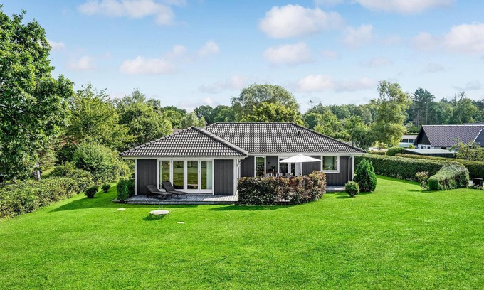 Øer Strand House | Amazing home in Ebeltoft with kitchen