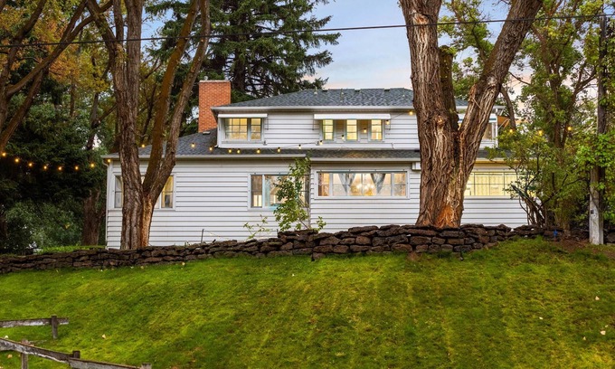 Redmond House | Amazing home in the heart of Redmond w/Canyon access