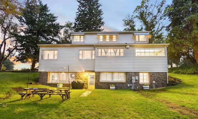 Redmond House | Amazing home in the heart of Redmond w/Canyon access