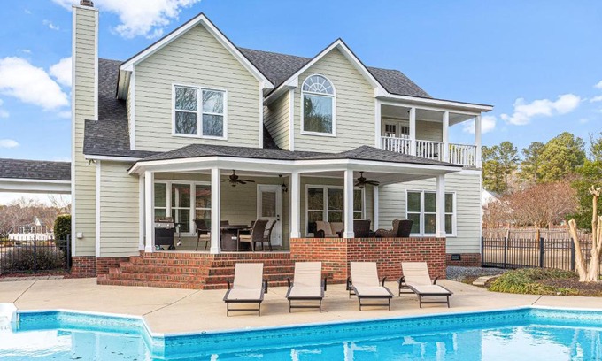 Terry Sanford House | Amazing Home w/Huge Pool, Game Tables, Movie room, and More!