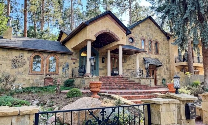 Broadmoor House | Amazing house in Broadmoor conveniently located to hotel and nature park