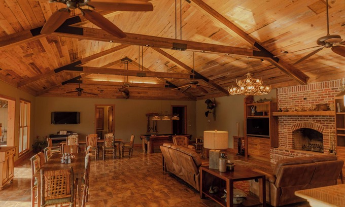 Edwards House | Amazing Lake House w/Master Suite! Private Party, Christmas, Family Reunions!