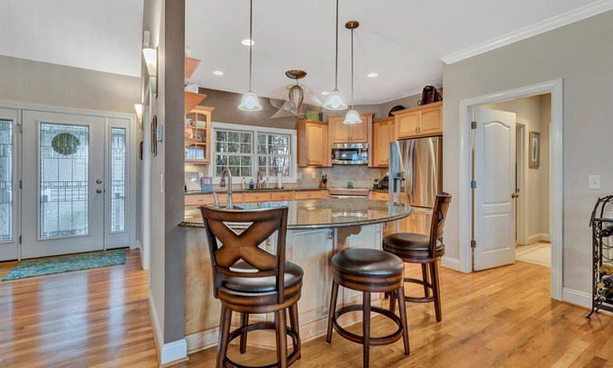 North Shore House | Amazing Lake Views and Close to Everything!