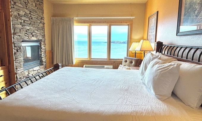 Two Harbors Apartment | Amazing Lake Views | 1BR w/King Suite | Pools