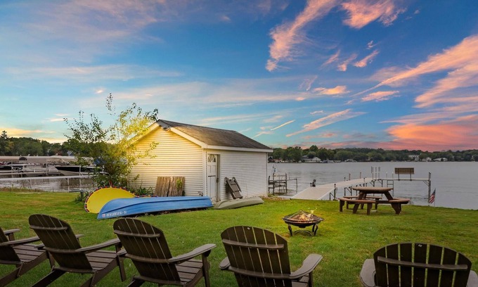 Fox Lake Cottage | Amazing Lakefront Cottage sleeps 1-9 Mineola Bay Summer & Winter Fun