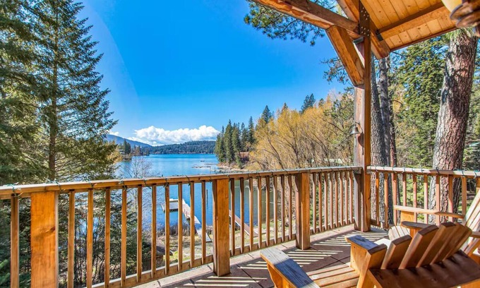 Hayden House | Amazing Lakefront Getaway-sleeps 18 guests, w/private dock, gameroom, spa & more