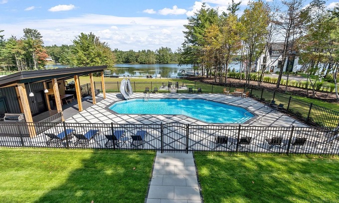 Winchendon House | Amazing Lakefront property, Private Pool on Lake Monomonac at Tatum's Place