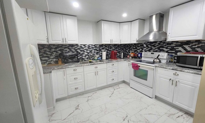 Ajax House | Amazing large 1 Bed Room Basement apartment for max 6 people including kids