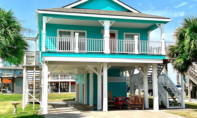 Crystal Beach House | AMAZING LOCATION ~ Fisherman's Catch ~ Crystal Beach Access ~ Pet Friendly
