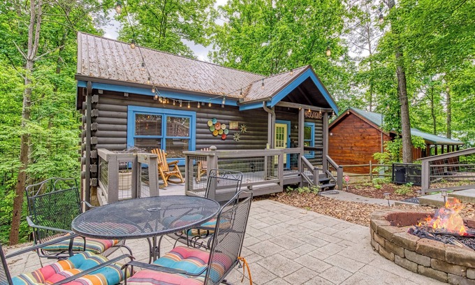 Pigeon Forge Cabin | Amazing Log Cabin! Close To All The Main Attractions In Pigeon Forge! Firepit!