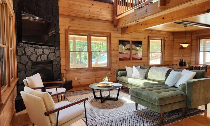 Cherry Log House | Amazing Mountain Views + Hot Tub