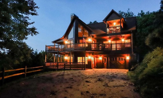 Mineral Bluff House | Amazing Mountain View -AMAZING LUXURY CABIN WITH LONG RANGE MOUNTAIN VIEWS AND FREE LOCAL ACTIVITIES