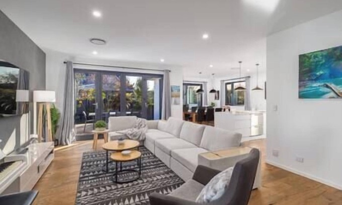 Christchurch House | Amazing New Modern House w/Parking, 5min from CBD, Sleeps 11, Large Modern house w/parking, 5 min dr