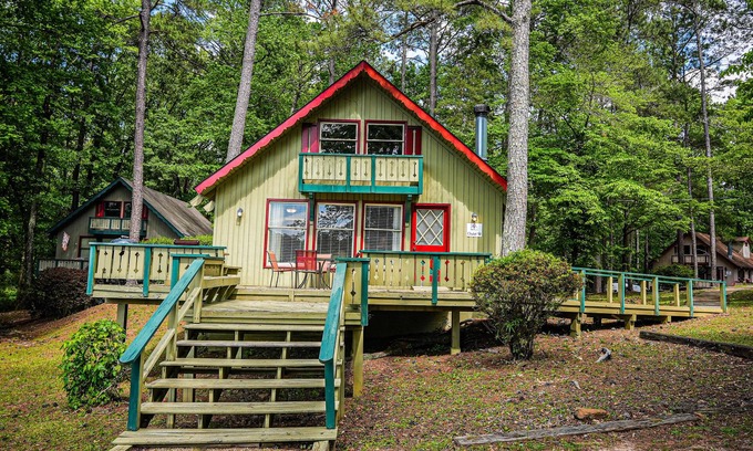 Pine Mountain Ski Chalet | Amazing pet friendly chalet with perfect view of Lake Innsbruck