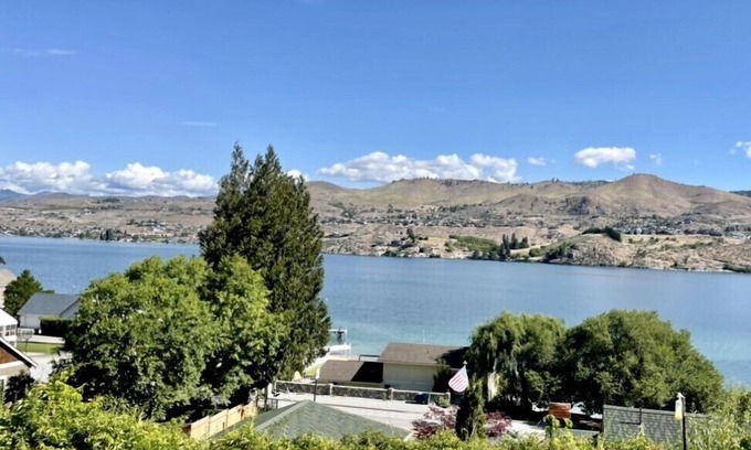 Chelan Condo | Amazing remodeled 2-bedroom condo with beautiful views of Lake Chelan!