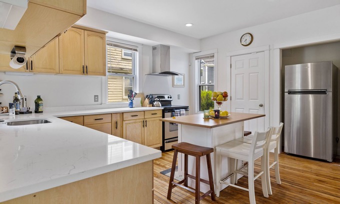 Portsmouth House | Amazing remodeled house that sleeps 11! Walk to downtown Portsmouth and park 8+
