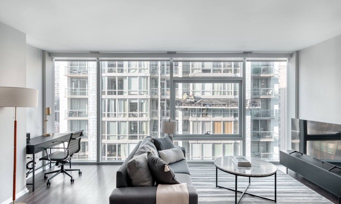 Streeterville Apartment | Amazing Streeterville Jr 1BR w/Pool & Gym, nr Riverwalk, by Blueground