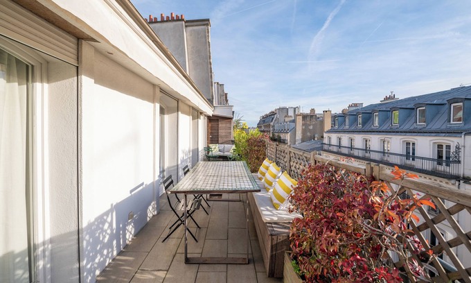 Porte-Saint-Martin Apartment | Amazing Terrasse View 2 BD Apartment - République