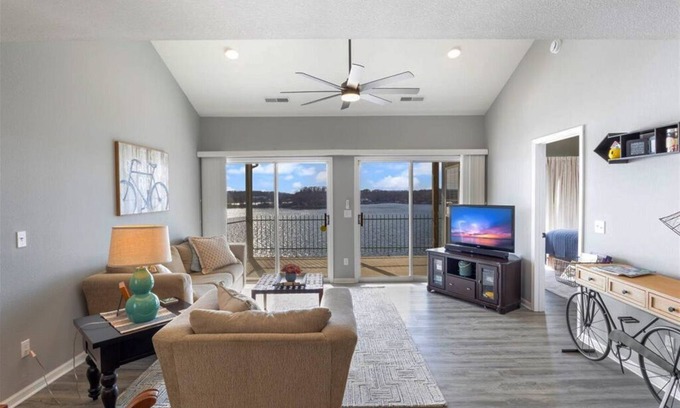 Lakeland Condo | AMAZING TOP FLOOR LAKE VIEWS! UPDATED CONDO, 3 BR/2BA, GREAT LOCATION, 39' SLIP