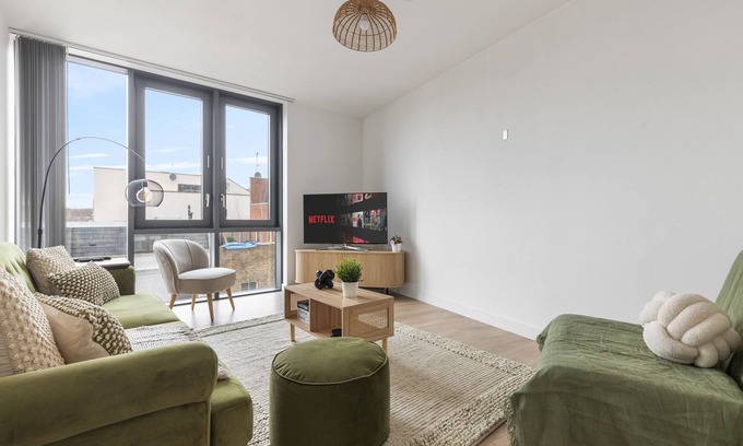 Highbury West Apartment | Amazing Tourist Location - Oasis