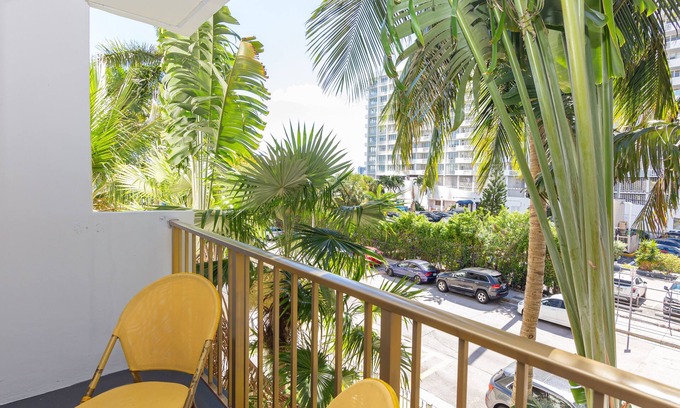 Edgewater Apartment | Amazing unit with balcony - Art District - near beach - Free Parking!