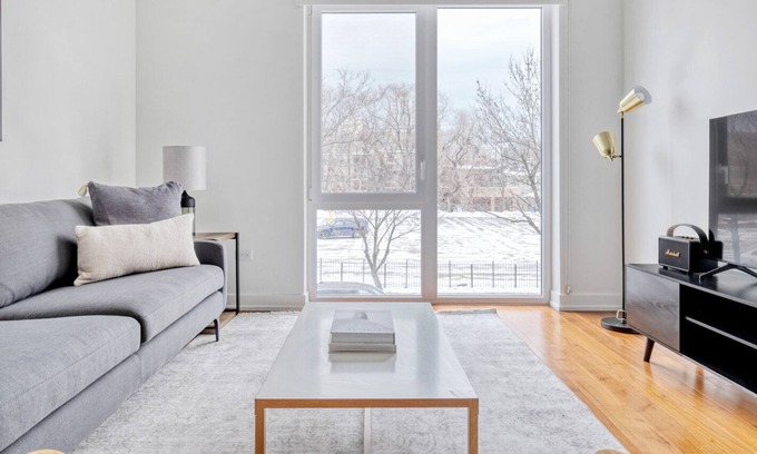 Uptown Apartment | Amazing Uptown 1BR w/ Roof & W/D, 1 block to Red Line, by Blueground