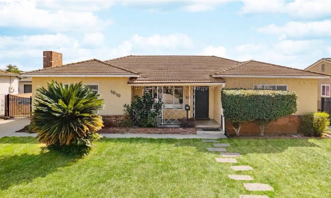 West Covina House | Amazing Vacation Rental Home close to Disneyland and Los Angeles, 5Bd and 3Br