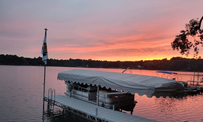 Wautoma House | Amazing view, hot tub, fireplace, pet friendly, pier, kayaks, paddleboard,& more